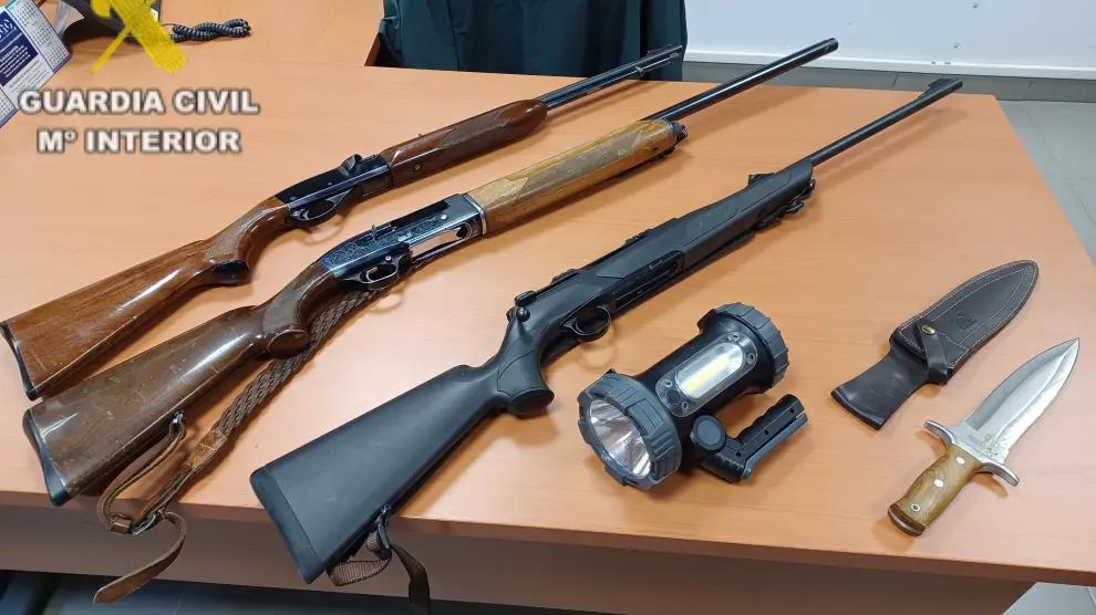 Armas intervenidas a un cazador furtivo de Fraga.