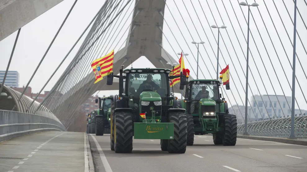 Centenares de tractores circulan este martes por las cales de Zaragoza.