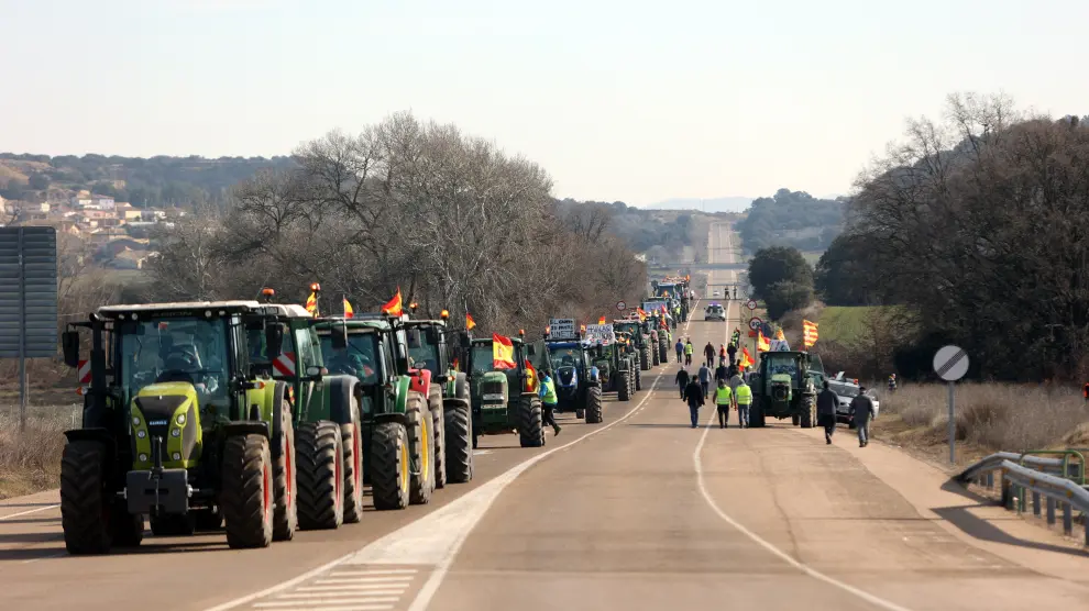 Desfile de tractores en protesta por las políticas agrarias europeas, en la provincia de Huesca