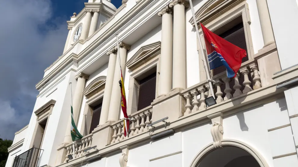 Banderas a media asta en el Ayuntamiento de Barbate.