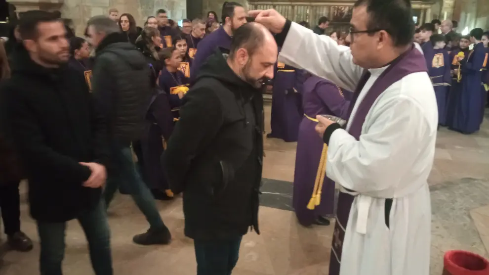 El obispo Ángel Pérez impone la ceniza a uno de los cofrades asistentes ayer a la Catedral de Barbastro.