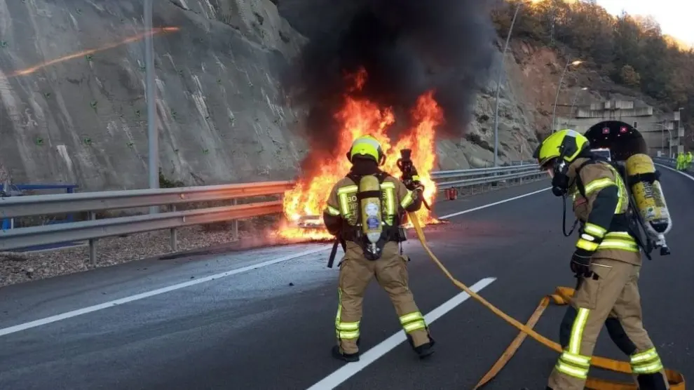 Actuación de los bomberos en una carretera de la provincia.