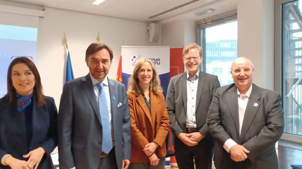 Anía (primero por la derecha), junto a otros miembros de la CPRM, este jueves en Bruselas.