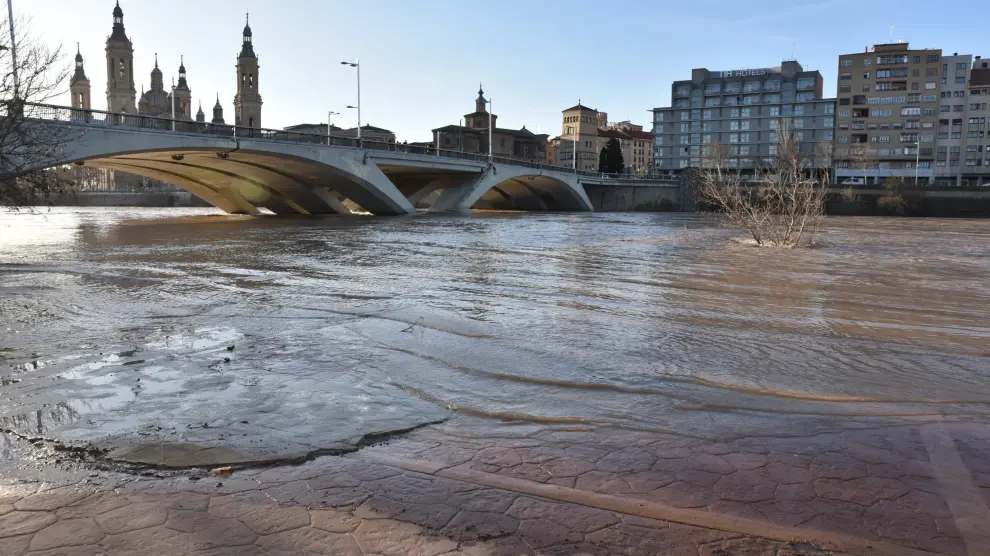 La punta de la crecida del río Ebro a su paso por Zaragoza este viernes.