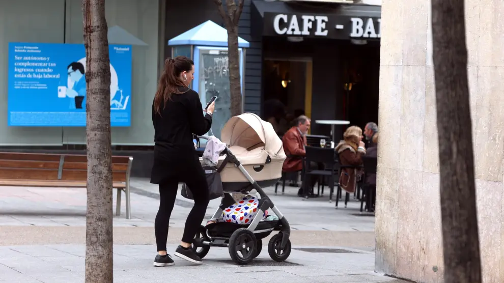Foto reciente de un bebé en el centro de Huesca ciudad.