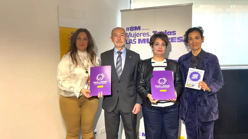 De izquierda a derecha la subdelegada del Gobierno en Zaragoza, el delegado del Gobierno, la directora provincial del SEPE y la coordinadora de las unidades contra la violencia sobre la mujer.