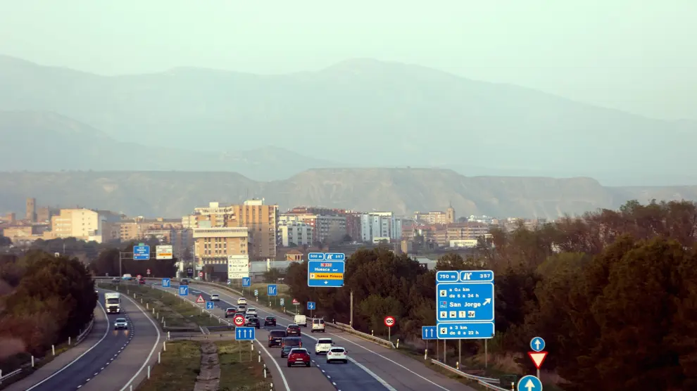 Tráfico de vehículos en la A-23 este viernes, en las inmediaciones de Huesca.