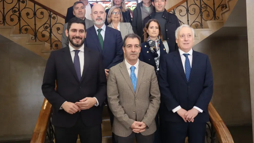 El vicepresidente primero del Gobierno de Aragón, Alejandro Nolasco, y el consejero de Fomento, Vivienda, Movilidad y Logística, Octavio López, con el alcalde de Belchite, Carmelo Pérez, en la presentación del Plan 700.