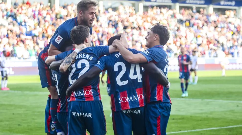 Los jugadores del Huesca celebran el tercer tanto logrado el pasado domingo frente al Burgos.