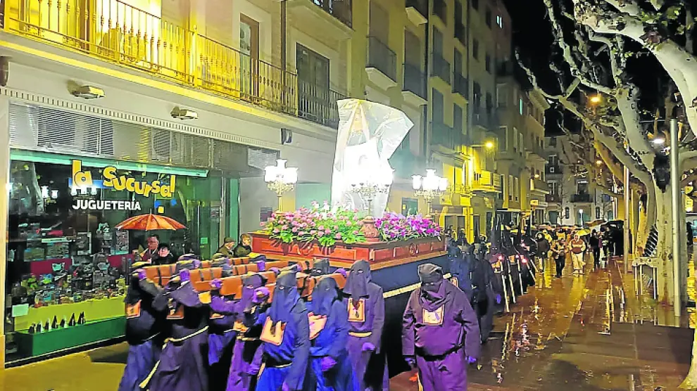 La lluvia impuso un ritmo rápido por las calles de Barbastro en la procesión del Santo Encuentro.