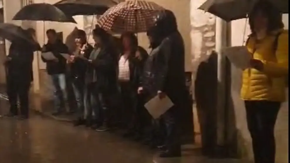 Vecinos de Campo cantan el 'Alleluya' resistiendo a la lluvia
