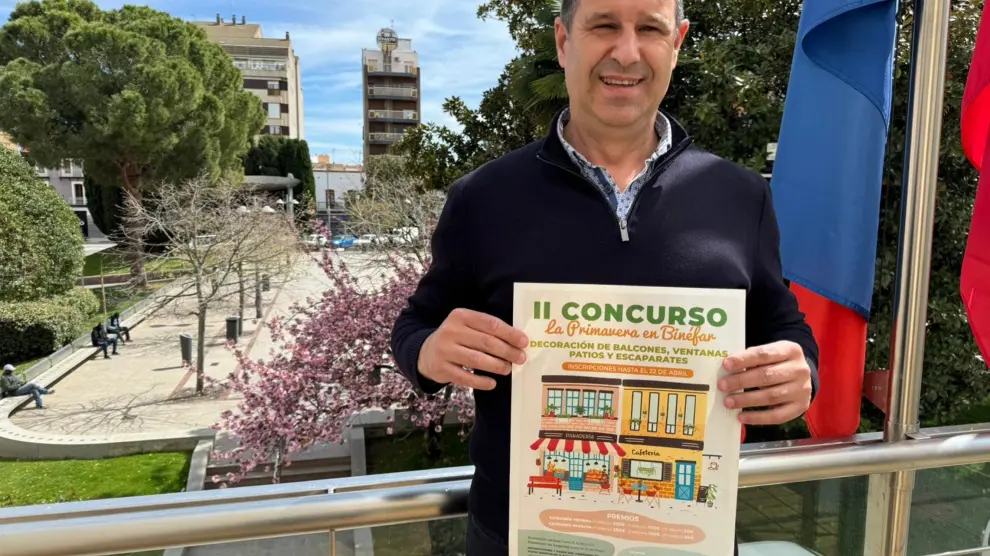 El concejal de Medio Ambiente de Binéfar, Sergio Serra, con el cartel del concurso ‘La primavera en Binéfar’.