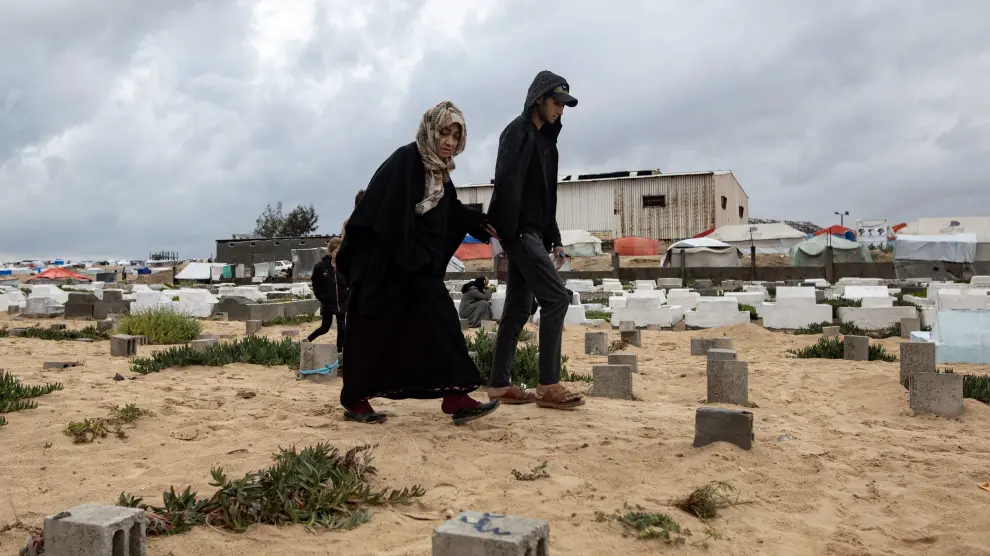 Palestinos desplazados en Rafah visitan las tumbas de sus familiares en Rafah, el primer día de la Fiesta del Ayuno.