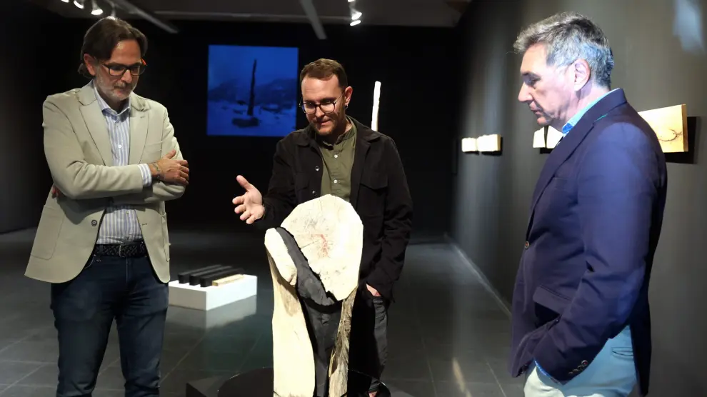 Iván Rodríguez y Ricardo Oliván, atentos las explicaciones de Mario Molins sobre una de sus obras.