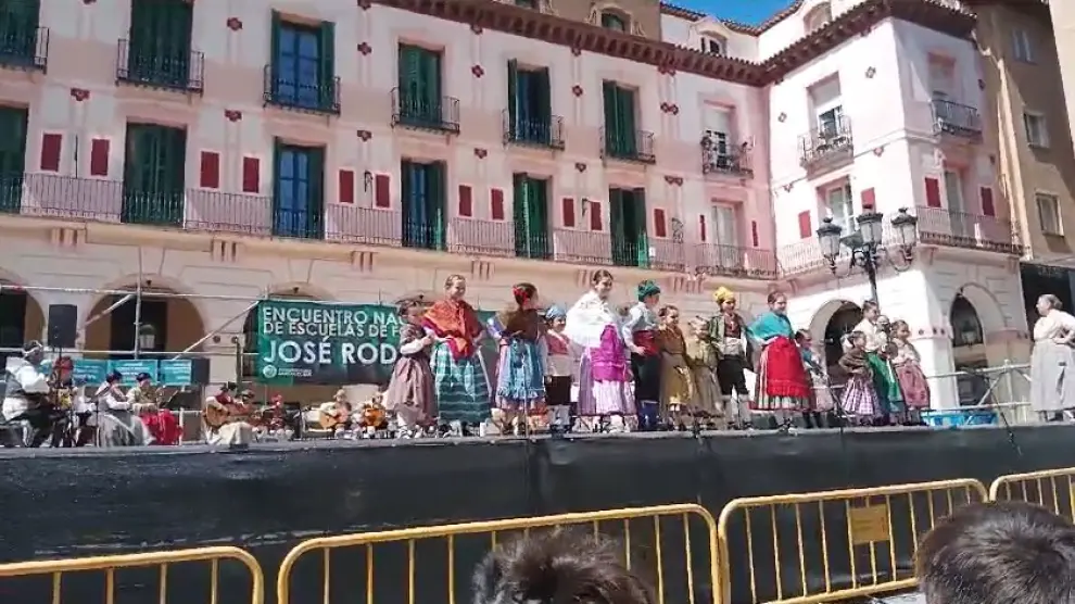 Actuación de la Agrupación Folklórica Santa Cecilia en la plaza de Luis López Allué de Huesca.