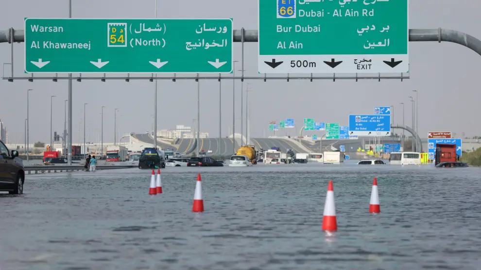 Carretera inundada en Dubai.