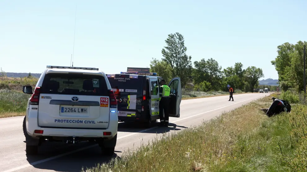 Los servicios de emergencias rescatan a la víctima del coche volcado en Huesca