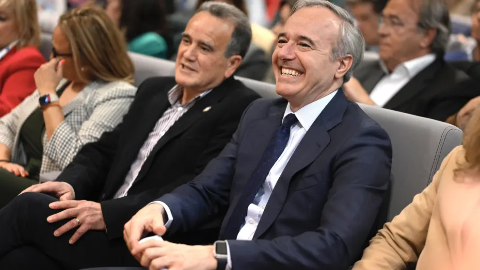 El presidente de Aragón, Jorge Azcón (d), durante la presentación del libro `Una emoción política' de Javier Lambán este jueves en Zaragoza.