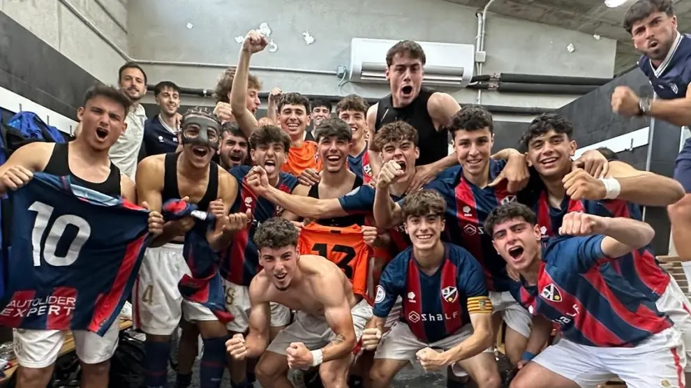 Los juveniles de la SD Huesca celebran la victoria ante el Girona y la permanencia en la categoría.