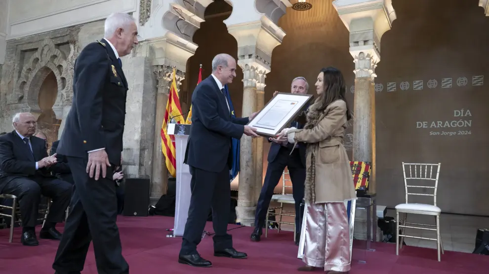 Marta Fernández, presidenta de las Cortes de Aragón entrega la Medalla de las Cortes al director general de la Policía Francisco Pardo Piqueras, durante la celebración del Día de la Comunidad