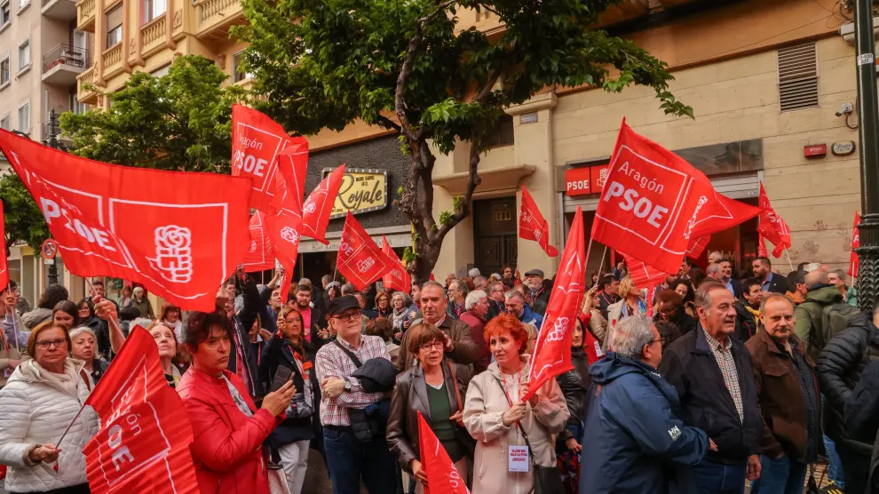 Manifestación en apoyo al presidente del Gobierno, Pedro Sánchez, este jueves en la sede del PSOE en Zaragoza.