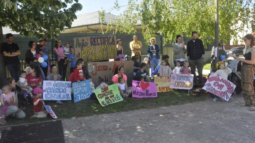 Asistentes a la concentración organizada en el parque situado al lado de la Escuela Infantil.