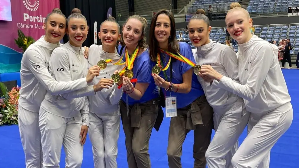Ana Arnau, Mireia Martínez, Inés Bergua, Salma Solaun y Patricia Pérez, con el oro y sus entrenadoras.