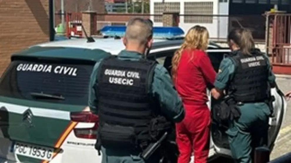 Imagen proporcionada por la Guardia Civil de la detención de una de las personas implicadas en el robo con fuerza.