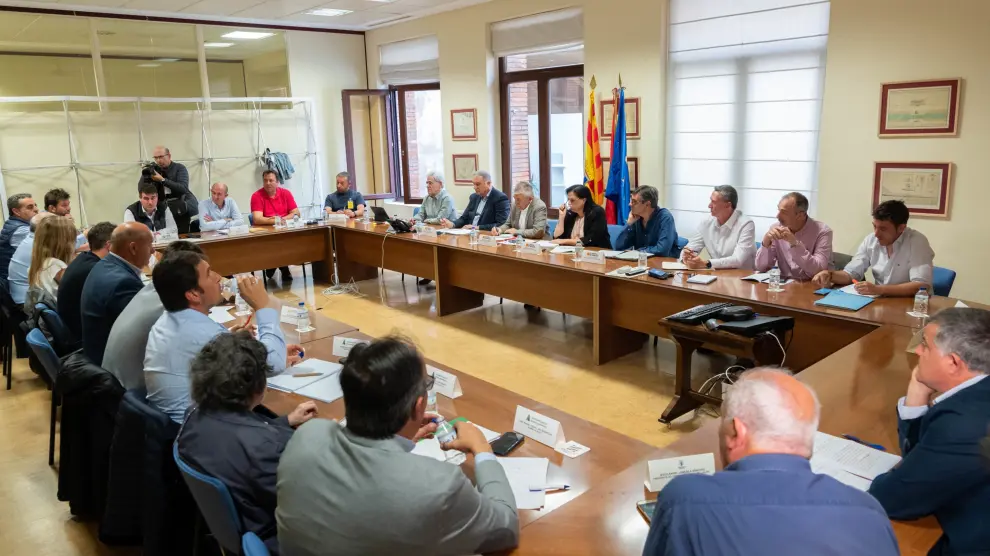 El consejero de Agricultura, Ganadería y Alimentación del Gobierno de Aragón, Ángel Samper, y las organizaciones profesionales agrarias se han reunido en la Mesa de la Sequía.