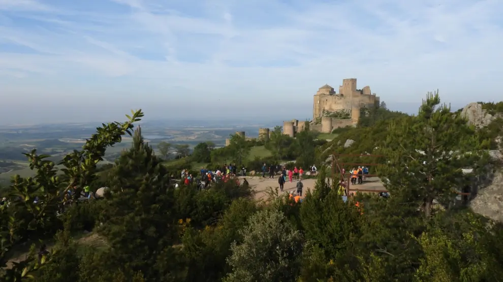 Participantes en la andada popular en el entorno del Castillo de Loarre, este sábado.