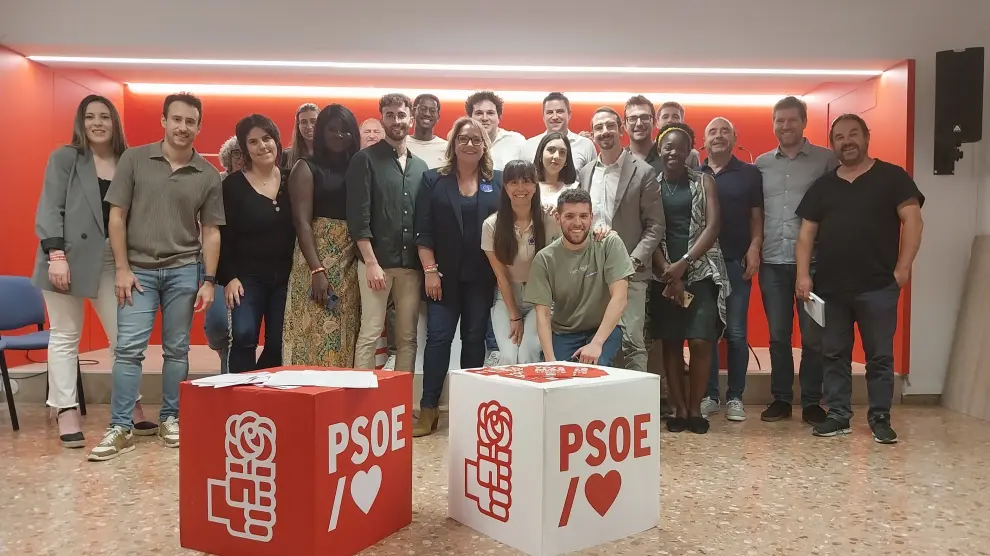 Serrano, junto a miembros de Juventudes Socialistas.