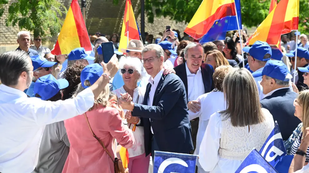 El presidente del Partido Popular, Alberto Núñez Feijóo y el presidente del PP de Aragón y presidente de Aragón, Jorge Azcón
