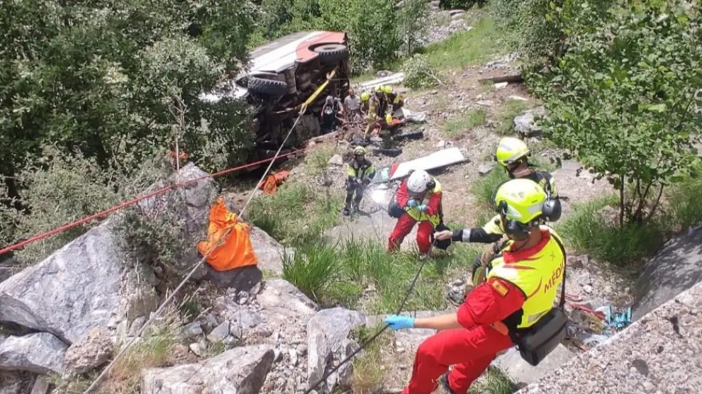 Imagen del rescate de varias personas al caer un microbús por un terraplén en Ésera.