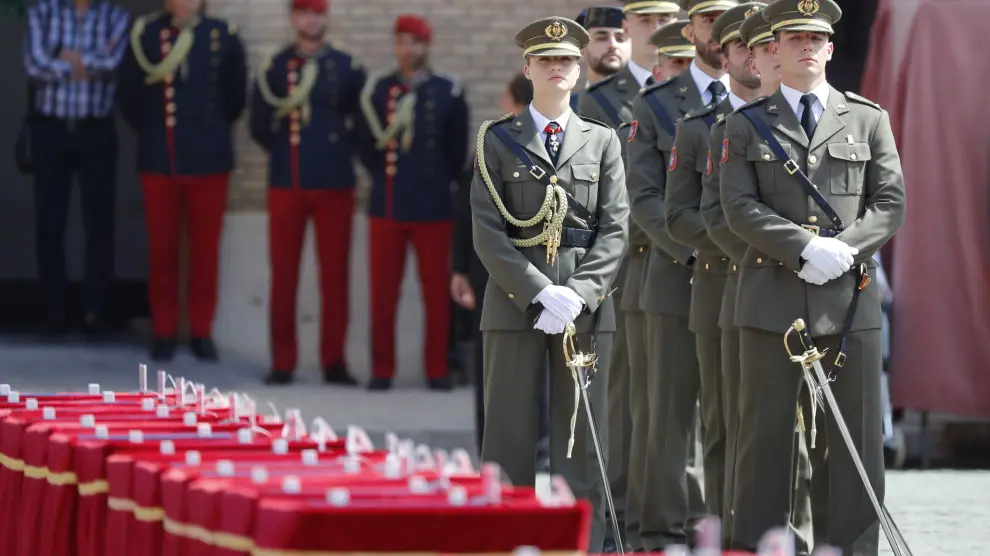 La princesa de Asturias, Leonor de Borbón (c), durante la ceremonia en la que recibe de manos del rey su despacho de alférez tras un año en Zaragoza, este miércoles.