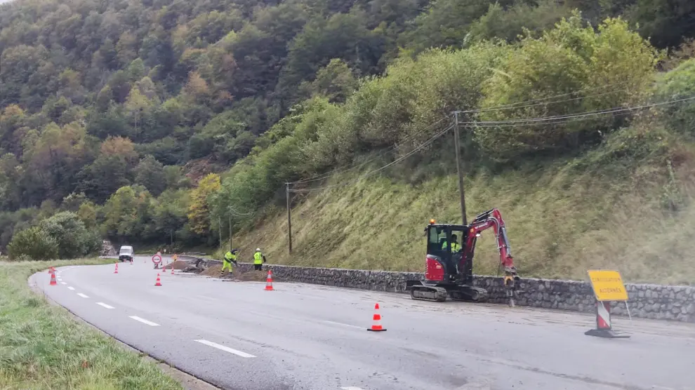 Operarios trabajando este miércoles en la RN-134, en Francia.