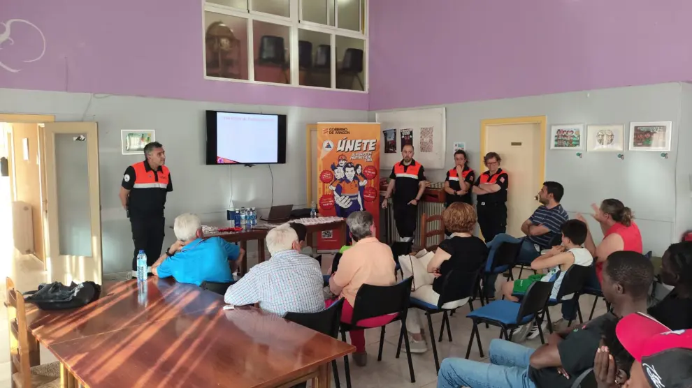 Voluntarios de Protección Civil se encargaron de acercar su labor.