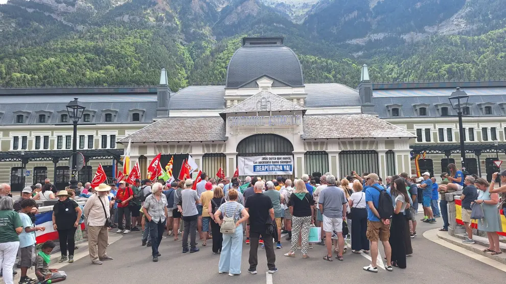 Participantes en la concentración en Canfranc por la reapertura de la línea internacional, este domingo.