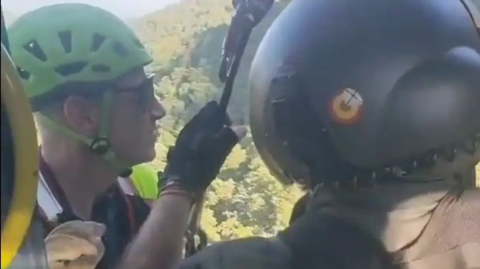 Tras sobrevolar la zona y localizar al senderista, fue evacuado y trasladado a la helisuperficie de Jaca.