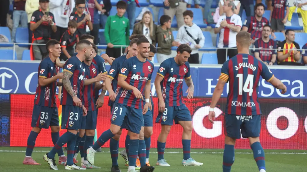 Los jugadores del Huesca la tarde de este sábado ante el Burgos.