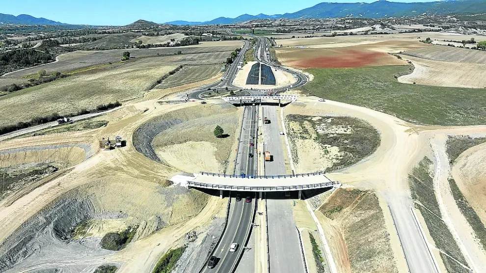 Vista aérea de la glorieta en la conexión del nuevo trazado con el tramo de la A-23 Sabiñánigo-Jaca.