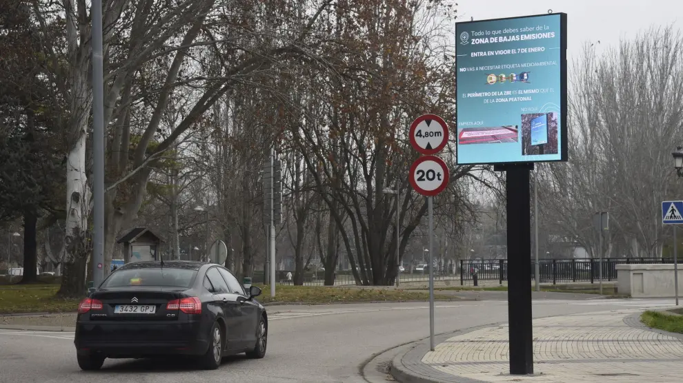 Una de las siete pantallas led informativas que se han instalado en puntos estratégicos de acceso al casco urbano.