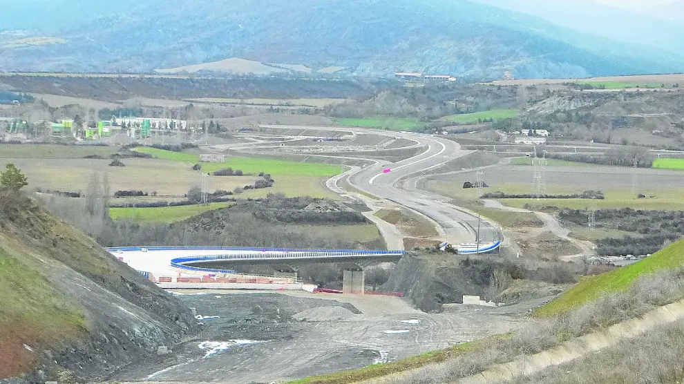 Aspecto que presentaba ayer el tramo de la A-23 cuyas obras se han detenido, sin máquinas.