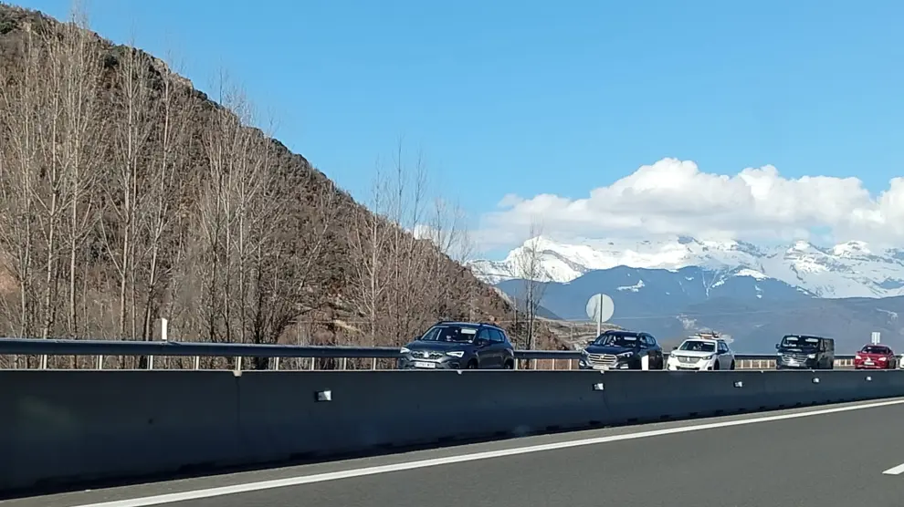 Retenciones de la A-23, en la variante de Sabiñánigo este domingo.
