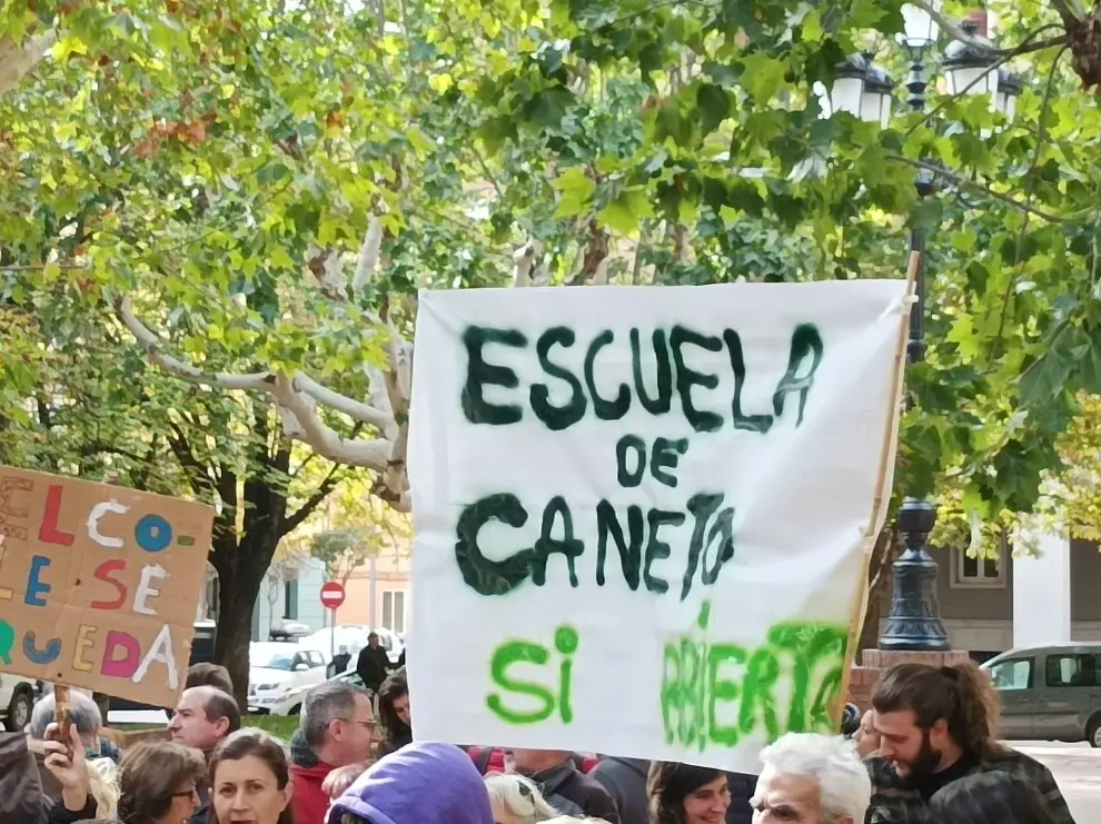 Imágenes de la concentración en Huesca contra el cierre de la escuela de Caneto.
