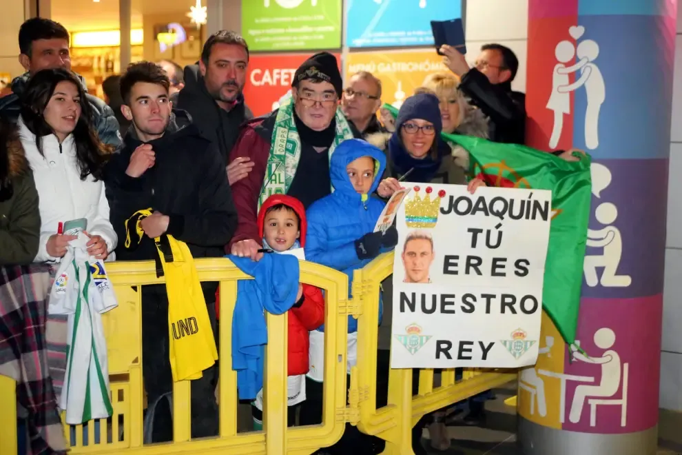 Imágenes de la llegada del Betis a Huesca