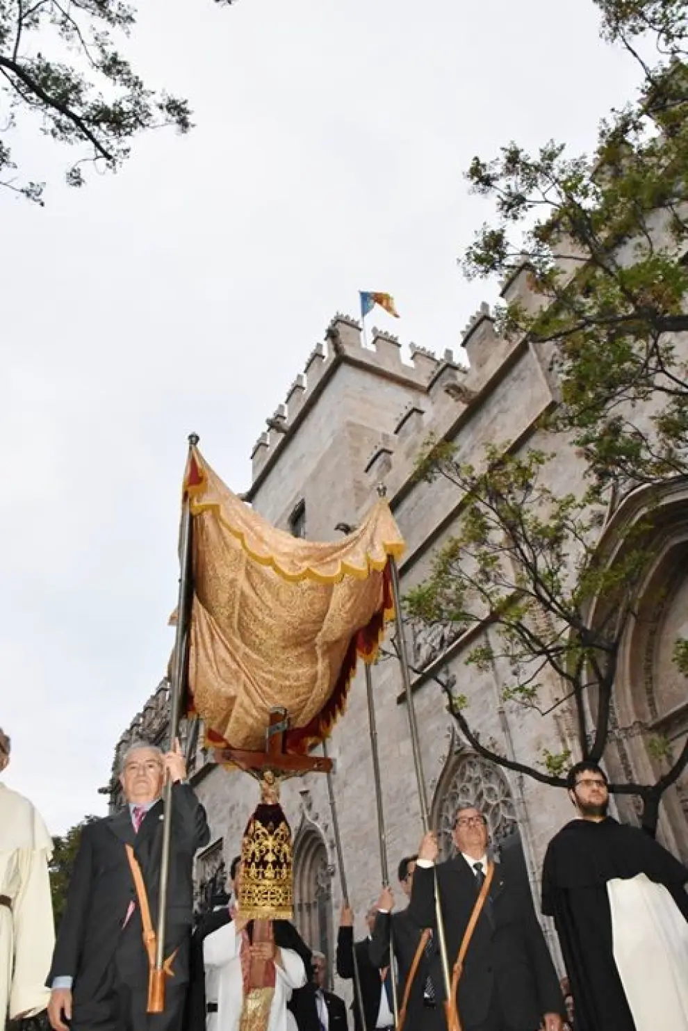 La Cofradía del Santo Cristo y San Vicente Ferrer de Graus procesiona en Valencia