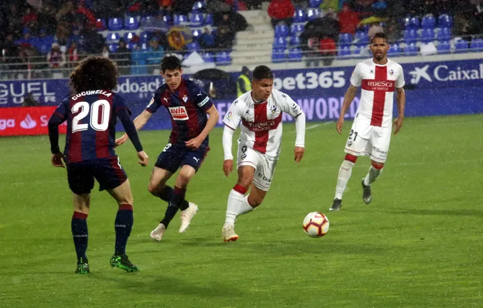 Victoria del Huesca ante el Eibar (2-0)