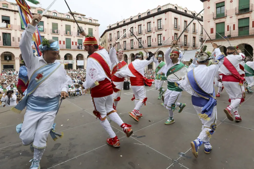Los danzantes de Huesca, a la espera de que alguna mujer se una a sus bailes