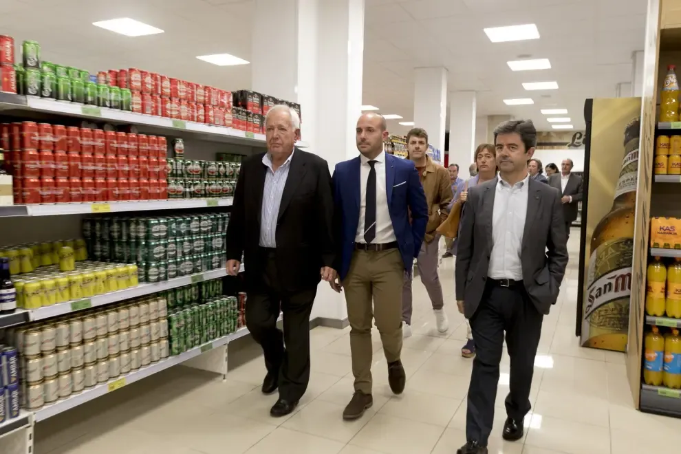 Cabrero e hijos reabre su renovado supermercado en Huesca.