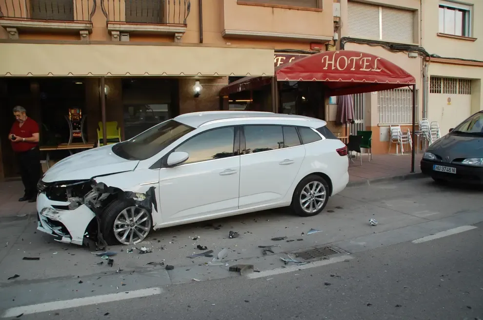 Un coche empotra a otro en un hotel de Sariñena